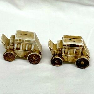 Vintage stagecoach ceramic salt and pepper shakers sz  3x2